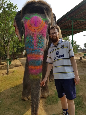 Marc prend la pose après que l'on est peint la trompe de l'éléphant